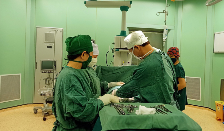 Ê kíp bác sĩ phẫu thuật cứu sống hai mẹ con sản phụ - Ảnh: Bệnh viện cung cấp