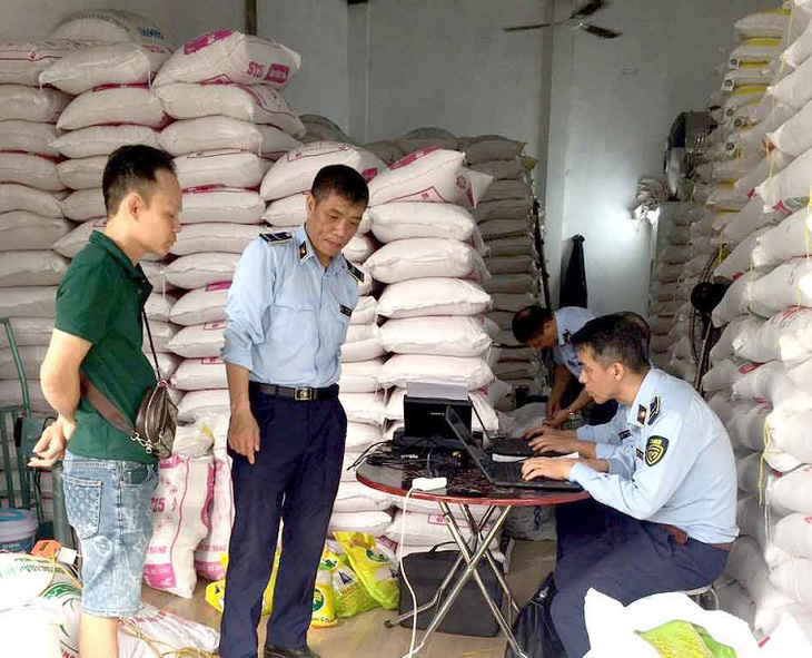 Lực lượng quản lý thị trường kiểm tra đột xuất các cơ sở kinh doanh gạo ST25 giả - Ảnh: 