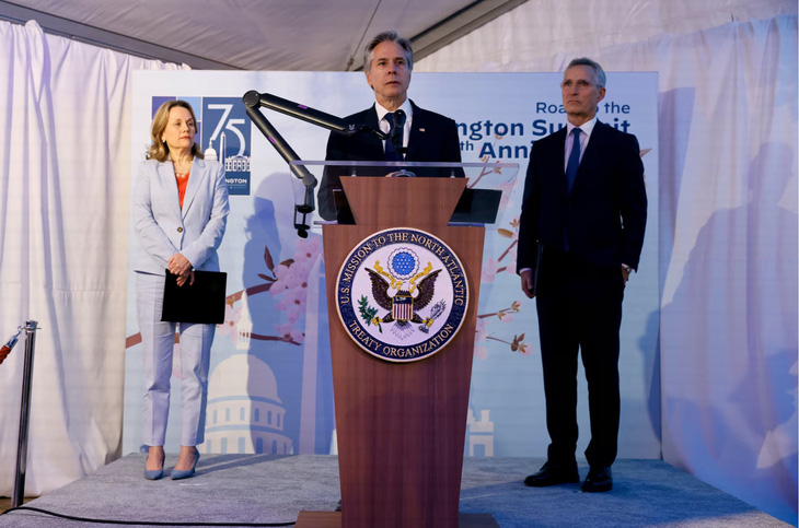 Ngoại trưởng Mỹ Antony Blinken phát biểu bên cạnh Tổng thư ký NATO Jens Stoltenberg và Đại sứ Mỹ tại NATO Julianne Smith trong buổi lễ kỷ niệm 75 năm ký kết Hiệp ước Bắc Đại Tây Dương ngày 3-4 - Ảnh: REUTERS
