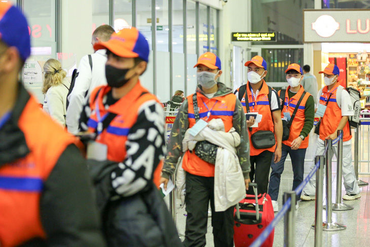 Lao động trẻ làm thủ tục xuất cảnh sang Hàn Quốc làm việc tại sân bay quốc tế Nội Bài, Hà Nội - Ảnh: HÀ QUÂN