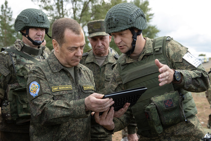 Ông Medvedev (thứ 2 từ trái qua) thăm trường huấn luyện quân sự Totsky bên ngoài thành phố Orenburg ở Siberia - Ảnh: AFP