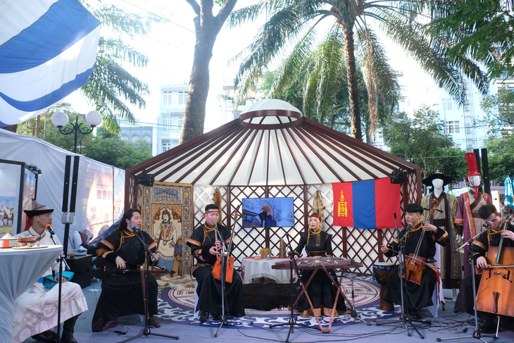 Các nghệ sĩ đến từ Mông Cổ trình diễn âm nhạc truyền thống tại Mongolian Road Show, diễn ra tại công viên 23-9 đến hết ngày 7-4-2024 - Ảnh: VŨ THỦY