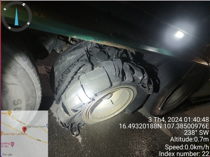Một chiếc xe bị vỡ lốp khi chạy trên cao tốc Cam Lộ - La Sơn - Ảnh: X.T.
