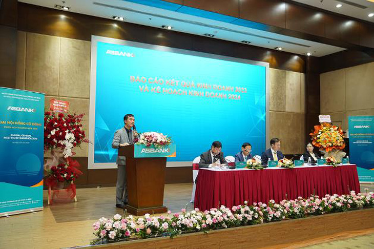 Ông Phạm Duy Hiếu - quyền tổng giám đốc ABBank - báo cáo kết quả kinh doanh 2023 và kế hoạch kinh doanh 2024