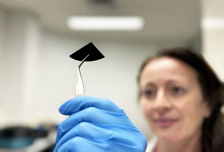 Vật liệu có gai nano trên bề mặt của RMIT khi nhìn bằng mắt thường - Ảnh: RMIT