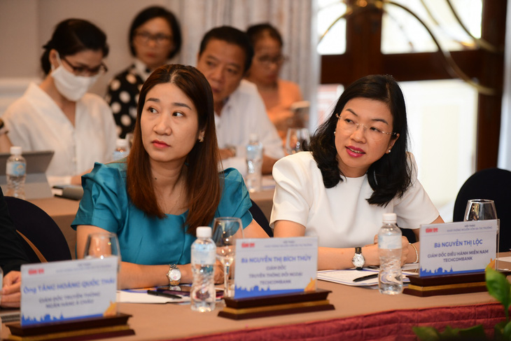 Bà Nguyễn Thị Lộc (phải) - giám đốc điều hành Miền Nam Techcombank - tham dự hội thảo - Ảnh: QUANG ĐỊNH