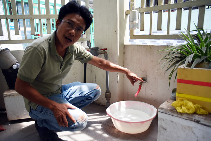 Người dân khu phố 7A, phường Long Bình, TP Biên Hòa, Đồng Nai hứng từng giọt nước máy phục vụ sinh hoạt hằng ngày - Ảnh: A LỘC