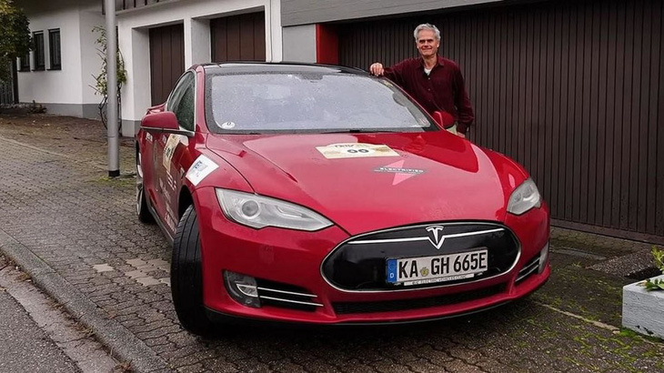 Hansjorg von Gemmingen-Hornberg cùng chiếc Tesla đã đồng hành cùng họ trong 2 triệu km vừa qua - Ảnh: InsideEVs