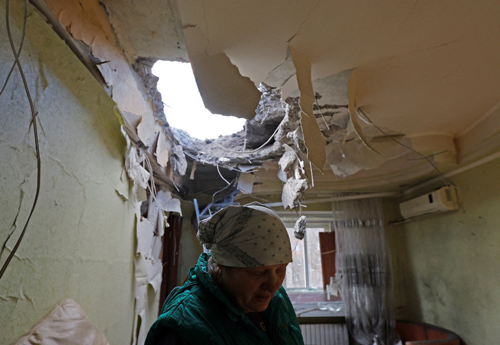 Một ngôi nhà ở vùng Donetsk bị tàn phá nặng nề sau trận pháo kích giữa quân đội Nga và Ukraine hôm 4-4 - Ảnh: REUTERS
