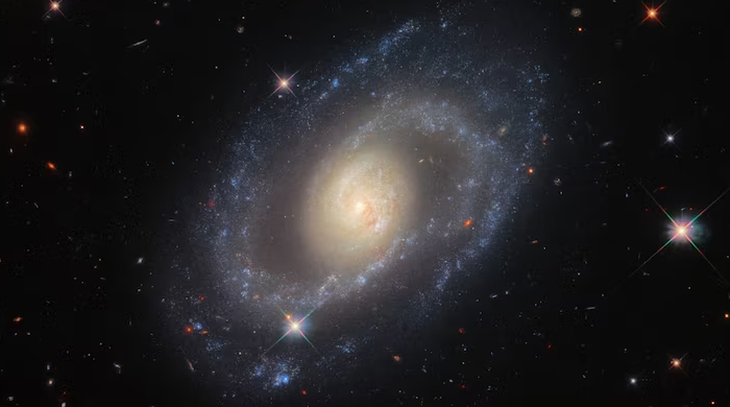 Hình ảnh từ kính viễn vọng Hubble cho thấy thiên hà xoắn ốc Markarian 1337, cách Trái đất khoảng 120 triệu năm ánh sáng. Năm 2006, các nhà thiên văn học đã chứng kiến một loại siêu tân tinh phát nổ trong thiên hà này, cung cấp cho các nhà nghiên cứu một số dữ liệu cần thiết để xác định tốc độ giãn nở hiện tại của vũ trụ - Ảnh: ESA/HUBBLE & NASA