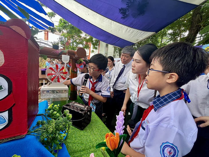 Em Phạm Ngô Đức Khang thuyết trình về hệ thống Vườn cây thông minh mini mà các em thực hiện trong Ngày hội STEM sáng 5-4 - Ảnh: MỸ DUNG