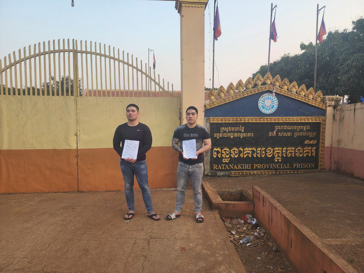 Hai anh em ruột Ngô Quyết Nhu (trái) và Ngô Viết Tiến đã sang Campuchia làm thuê ở casino để trốn truy nã - Ảnh: Công an tỉnh Phú Yên