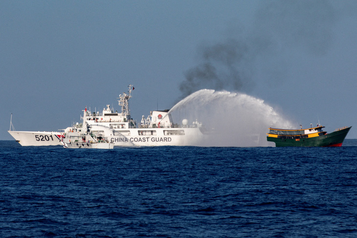 Tàu Trung Quốc phun vòi rồng vào tàu tiếp tế Philippines gần bãi Cỏ Mây vào tháng 3-2023, một trong những vụ đụng độ giữa 2 nước thời gian qua - Ảnh: REUTERS