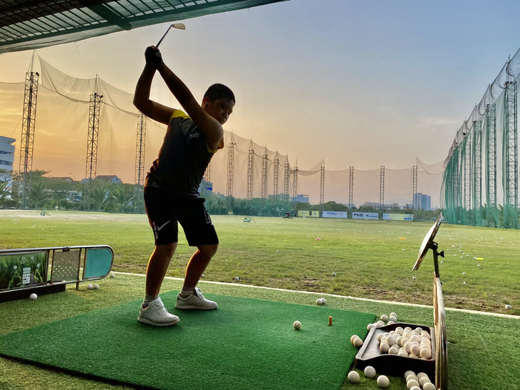 Phong trào tập golf ở Đà Nẵng phát triển mạnh trong thời gian gần đây. Đặc biệt là sau khi thành phố có chương trình kích cầu thu hút du lịch golf - Ảnh: TRƯỜNG TRUNG