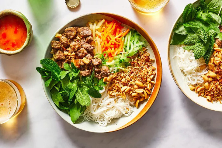 Không phải nấu nướng chuẩn bị quá nhiều và phức tạp như các món khác, salad bún thịt bò sả xuất hiện nhiều trong bữa ăn của người Việt Nam - The Spruce / Cara Cormack.