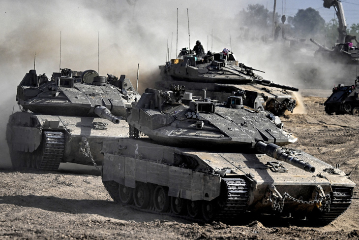 Xe tăng của Israel di chuyển ở Gaza ngày 2-4 - Ảnh: AFP