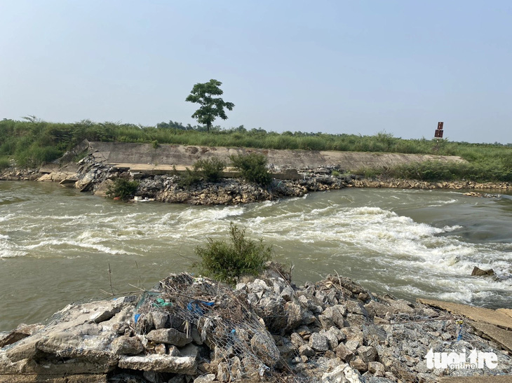 Khu vực đắp đập tạm trên sông Quảng Huế để chia nước giữa Quảng Nam - Đà Nẵng - Ảnh: T.TRUNG