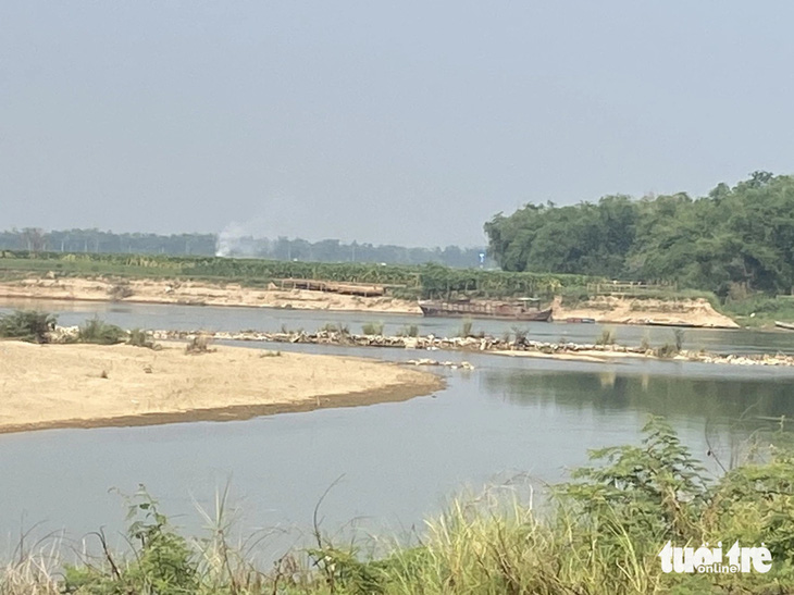 Đoạn sông qua Quảng Huế nơi có đập tạm đã đắp trước đây - Ảnh: T.TRUNG