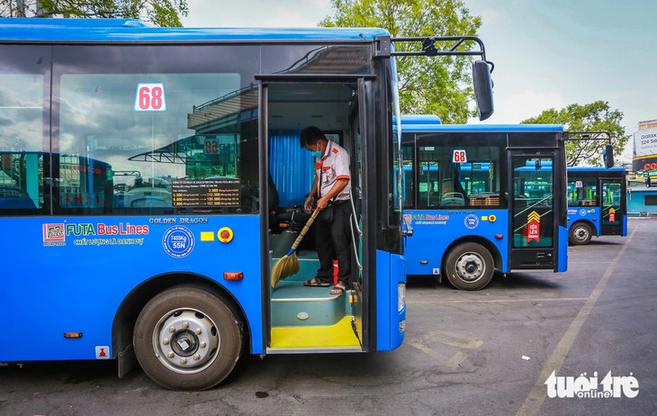 "Xe buýt mới có trang bị nhiều tiện ích hiện đại, mát mẻ, sạch sẽ" là những điều được nhiều người dân nhận xét và ủng hộ phát triển nhiều hơn nữa - Ảnh: CHÂU TUẤN