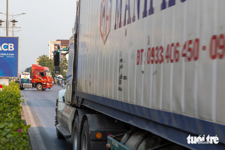 Xe đầu kéo đổ dồn về TP Đông Hà sau lệnh cấm lưu thông trên cao tốc Cam Lộ - La Sơn - Ảnh: HOÀNG TÁO