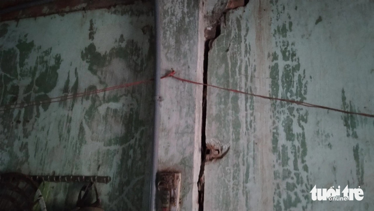 Vết nứt lớn xuất hiện trên tường của một hộ dân tại thôn Tả Giang 1 khi các đơn vị thi công tiến hành đổ đất và lu lèn - Ảnh: ĐỨC PHÚC