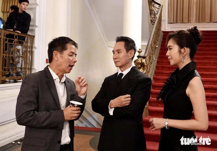 Nhà sản xuất Nguyễn Trinh Hoan (bìa trái) trò chuyện cùng vợ chồng đạo diễn Lý Hải - nhà sản xuất Minh Hà trước thềm lễ khai mạc - Ảnh: T.T.D