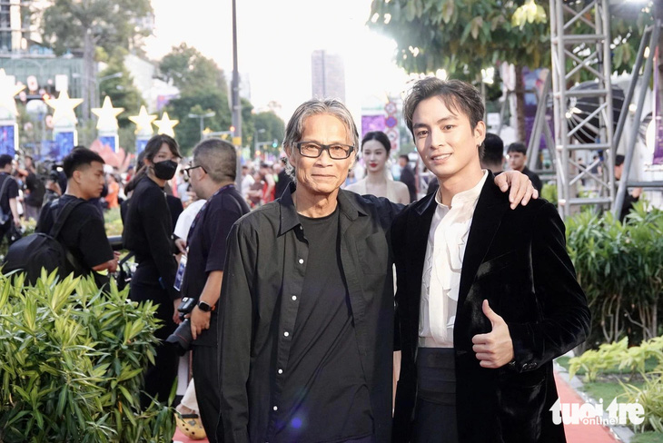 Diễn viên Lãnh Thanh, đại sứ truyền thông của HIFF, chụp ảnh cùng đạo diễn Nguyễn Võ Nghiêm Minh - Ảnh: T.T.D