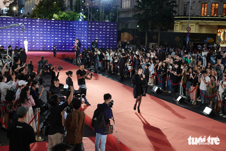 Diễn viên Khánh Vân (phim Mắt biếc, B4S - Trước giờ "yêu") bước đi trên thảm đỏ - Ảnh: T.T.D