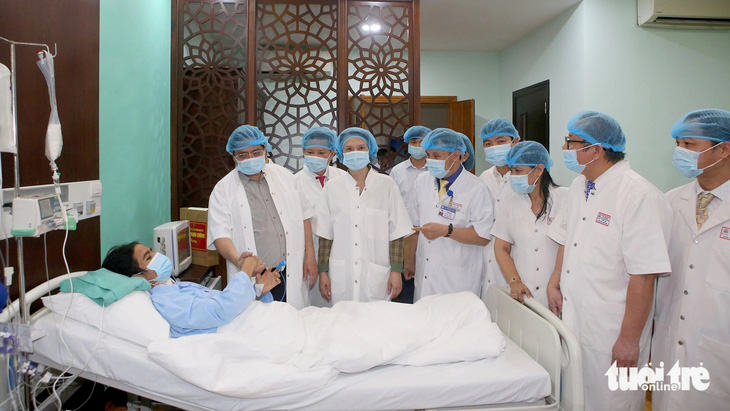 Thủ tướng thăm, tặng quà đột xuất 3 bệnh nhân vừa được ghép tạng xuyên Việt