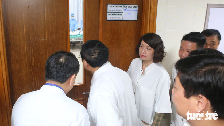Thủ tướng Phạm Minh Chính đứng bên ngoài cửa, nhìn qua tấm kính và vẫy tay chúc sức khỏe bệnh nhi vừa được ghép gan xuyên Việt tại Bệnh viện Trung ương Huế - Ảnh: THƯỢNG HIỂN