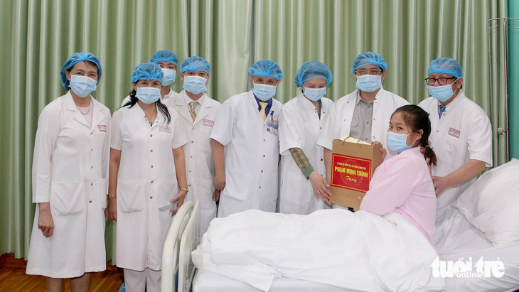 Thủ tướng thăm, tặng quà cho bệnh nhân được ghép thận xuyên Việt từ người chết não ở Quảng Ninh vừa được thực hiện thành công ở Bệnh viện Trung ương Huế - Ảnh: THƯỢNG HIỂN