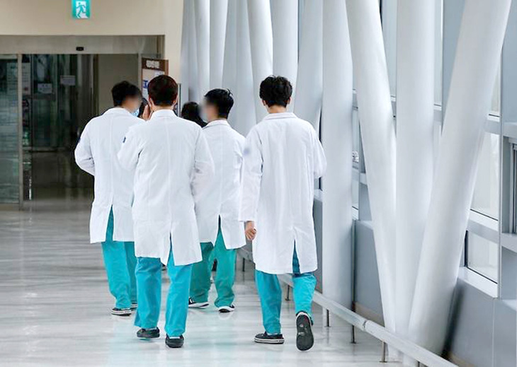 Các bác sĩ nội trú, bác sĩ thực tập và các giáo sư y khoa tại Hàn Quốc đồng loạt nghỉ việc khiến người dân “không dám đau ốm” - Ảnh: DAUM