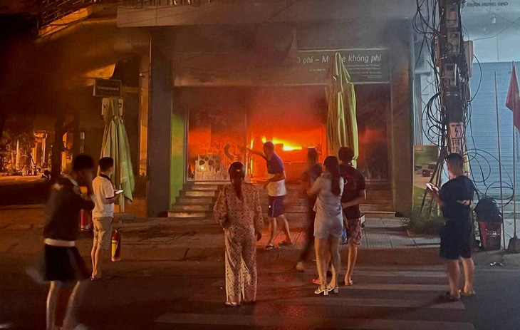 Phòng giao dịch Ngân hàng Vietcombank thị xã Quảng Trị cháy lúc nửa đêm - Ảnh: H.LOI