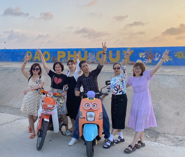 Du khách đến vui chơi tại đảo Phú Quý, Bình Thuận - Ảnh: NGUYỄN VĂN GIỎI