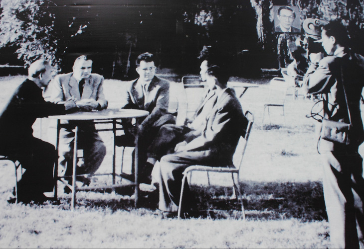 Nhà quay phim An Sơn - chủ nhân Giải thưởng Nhà nước về văn học nghệ thuật đang quay phim Chủ tịch Hồ Chí Minh (ngoài cùng bên trái) và chủ tịch Hungary (thứ hai từ trái sang) cùng các vị đại sứ tọa đàm ven hồ Balaton tại Hungary năm 1957