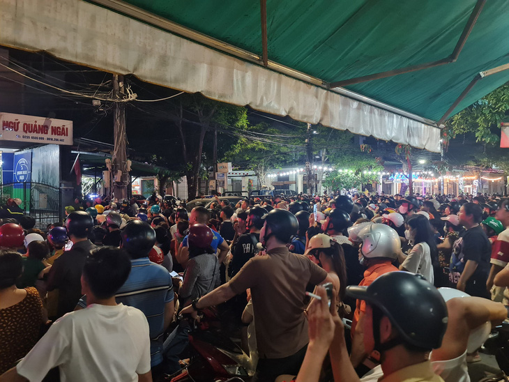 Hàng trăm người dân đứng kín đường Trà Bồng Khởi Nghĩa theo dõi cuộc giải cứu - Ảnh: TRẦN MAI