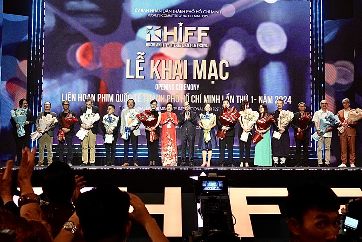Các giám khảo của hạng mục Phim Đông Nam Á và Phim đầu tay nhận hoa từ ông Vi Kiến Thành - cục trưởng Cục Điện ảnh và bà Dương Cẩm Thúy - chủ tịch Hội Điện ảnh TP.HCM - Ảnh: T.T.D