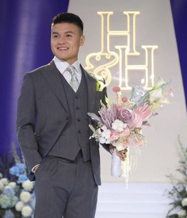 Quang Hải bên bó hoa cưới trong đám cưới ở Đông Anh  