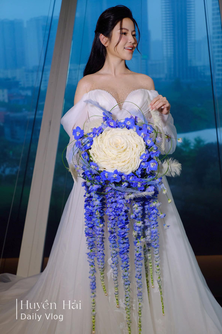 Chu Thanh Huyền bên bó hoa cưới "siêu to khổng lồ", độc lạ (Ảnh: FBNV)