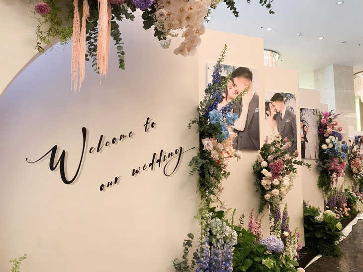 Được biết, tiệc cưới thứ hai này của Quang Hải và Chu Thanh Huyền được trang trí bằng 10.000 bông hoa tươi.