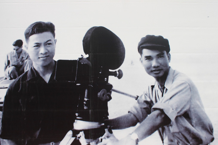 Nhà quay phim An Sơn và đạo diễn Mai Lộc bên máy quay Arriflex năm 1954