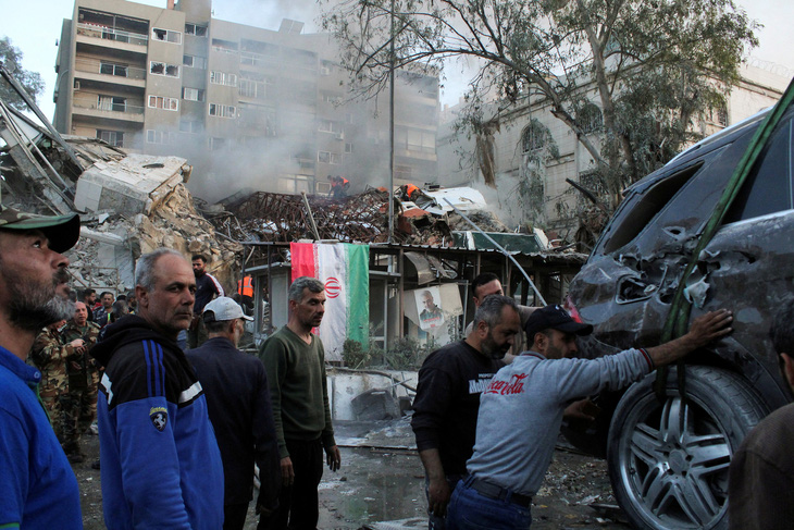 Hiện trường vụ tấn công vào tòa nhà thuộc Đại sứ quán Iran ở Syria - Ảnh: REUTERS