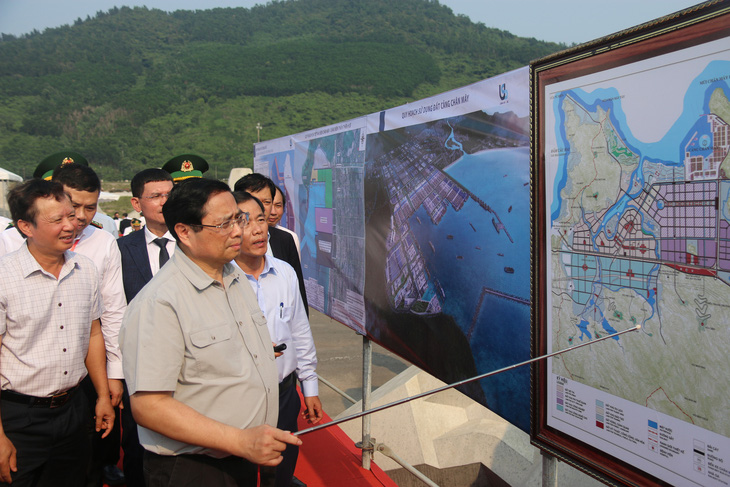 Thủ tướng Phạm Minh Chính dự lễ khởi công khu cảng biển Vsico Huế nằm trong cụm cảng biển nước sâu Chân Mây (Thừa Thiên Huế) - Ảnh: NHẬT LINH