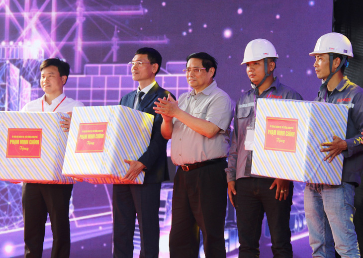 Thủ tướng Phạm Minh Chính tặng quà, động viên công nhân, đại diện đơn vị thi công dự án khu bến cảng Vsico Huế - Ảnh: NHẬT LINH