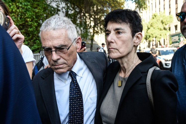 Cha mẹ Bankman-Fried đến dự phiên tòa ở New York ngày 4-10-2023 - Ảnh: Bloomberg
