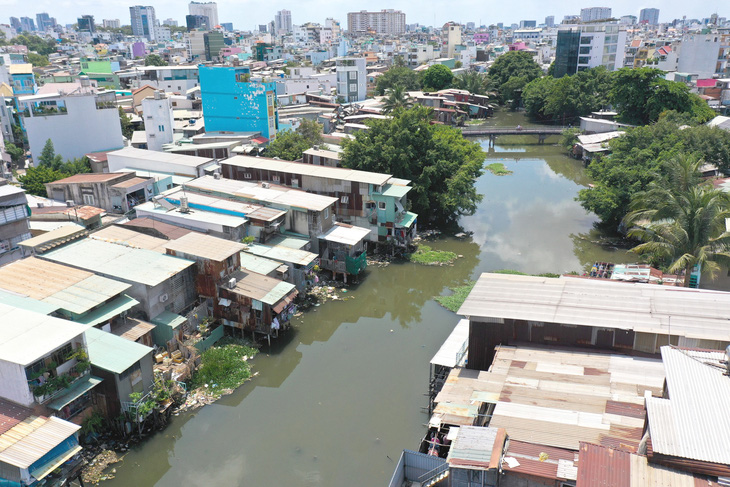 Hàng ngàn hộ dân sống trong những căn nhà xập xệ ven rạch Xuyên Tâm (quận Bình Thạnh, TP.HCM) - Ảnh: PHƯƠNG QUYÊN