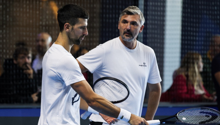 Djokovic (trái) và Goran Ivanisevic chia tay nhau sau 5 năm gắn bó - Ảnh: AFP
