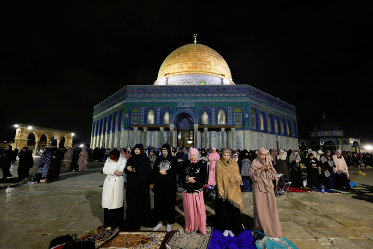 Người Palestine cầu nguyện trong Đêm Quyền năng (Laylat al-Qadr) tối 6-4 tại thành cổ Jerusalem - Ảnh: REUTERS