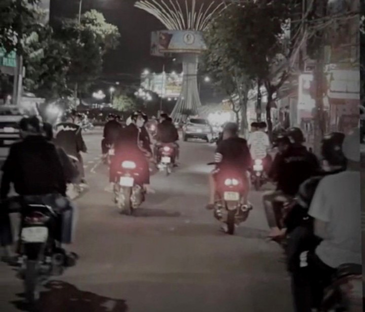 Công an mặc thường phục theo dõi và dùng các biện pháp nghiệp vụ tóm gọn nhóm quái xế trên đường Quang Trung - Ảnh: Công an Quảng Ngãi