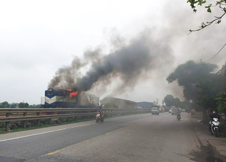 Hiện trường vụ cháy phần đầu máy tàu hỏa chở hàng tại Nam Định chiều 6-4 - Ảnh: LƯƠNG THU